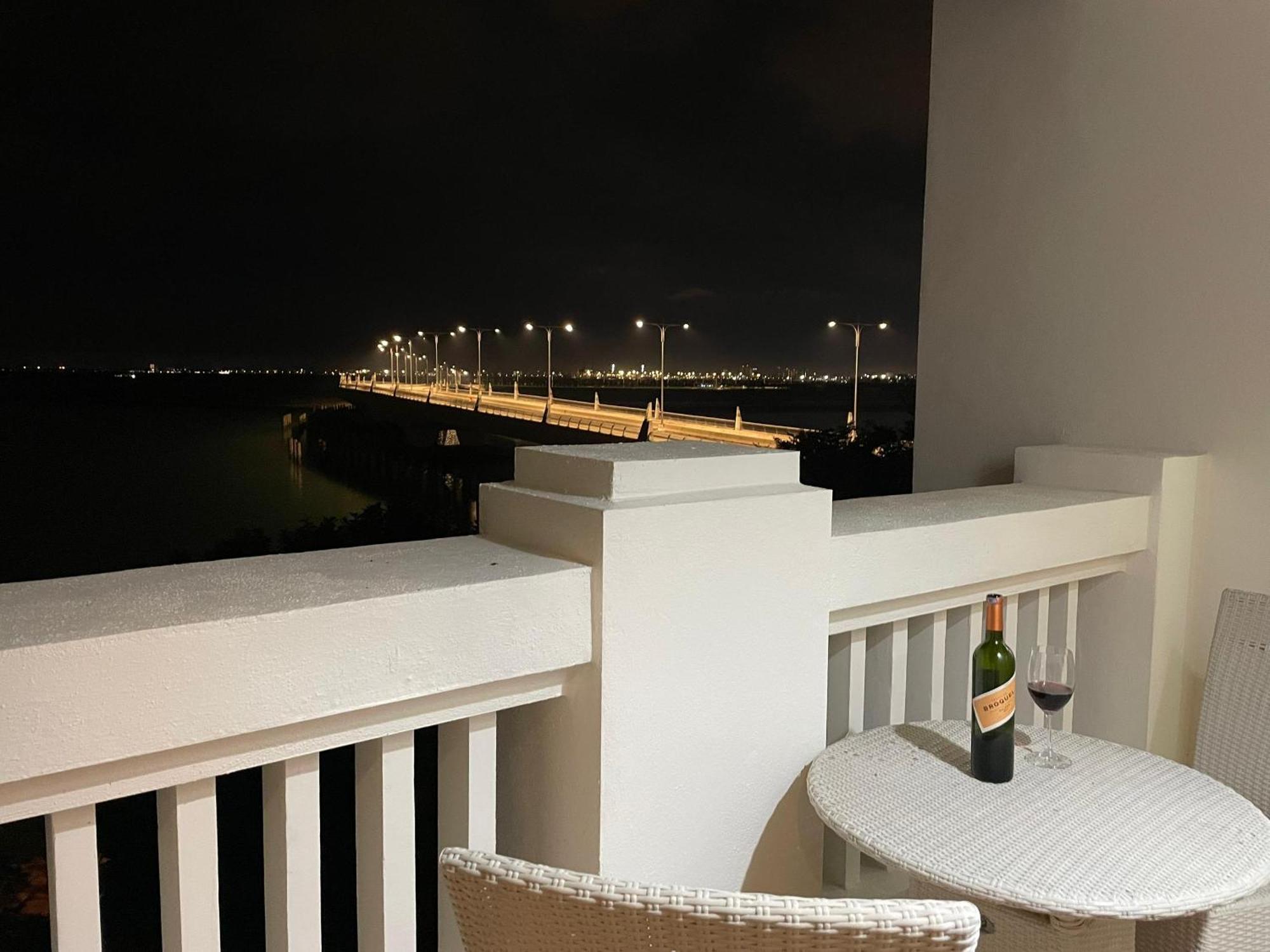 Straits Quay Marina Suites Penang By Aurorahomes Bagan Jermal Eksteriør bilde